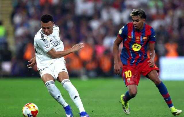 حمزة عبد الكريم على دكة البدلاء.. تشكيل برشلونة وريال مدريد في كلاسيكو الأرض