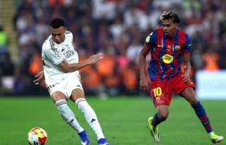 حمزة عبد الكريم على دكة البدلاء.. تشكيل برشلونة وريال مدريد في كلاسيكو الأرض