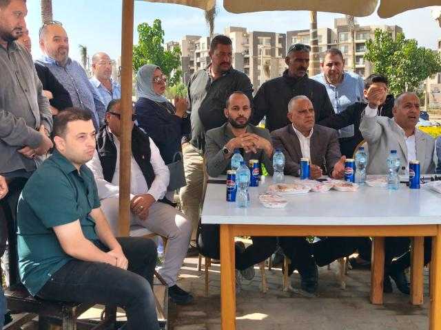 بالصور .. رئيس جهاز بدر يجتمع بسكان الحي المتميز 2 في الهواء الطلق..